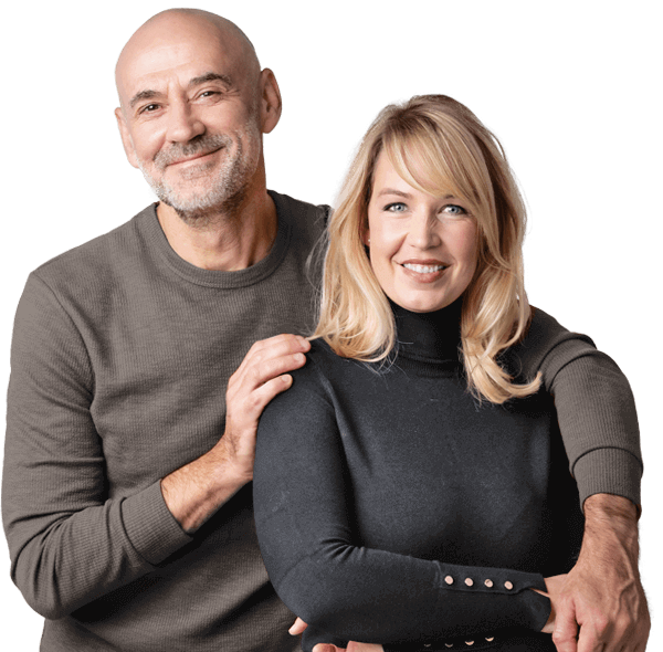 Glückliches Ehepaar vertraut auf Immobilienmakler Muster Immobilien